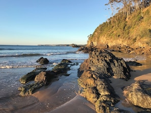 Una costa rocosa con olas lamiendo suavemente las rocas.