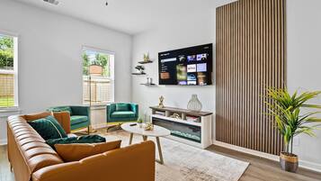 Smart TV, chimenea y libros