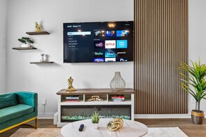 スマートテレビ、暖炉、書庫