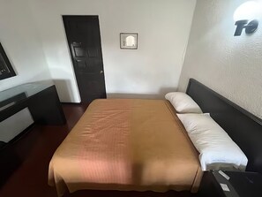 1 bedroom, iron/ironing board, WiFi, bed sheets - Hotel Villa Capri, 2 camas dobles 4 Huéspedes (Morelia)