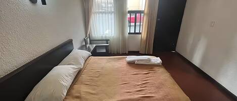 1 غرفة نوم ومكواة/لوح كي وواي فاي وملاءات أسرّة