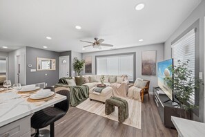 Smart TV, books, music library - 4BR/3Bth, King Bed, Gated Yard, Parking, Ranch (San Diego)