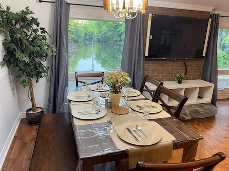 Dining. Cottage Paradise - Water, Woods and Nature