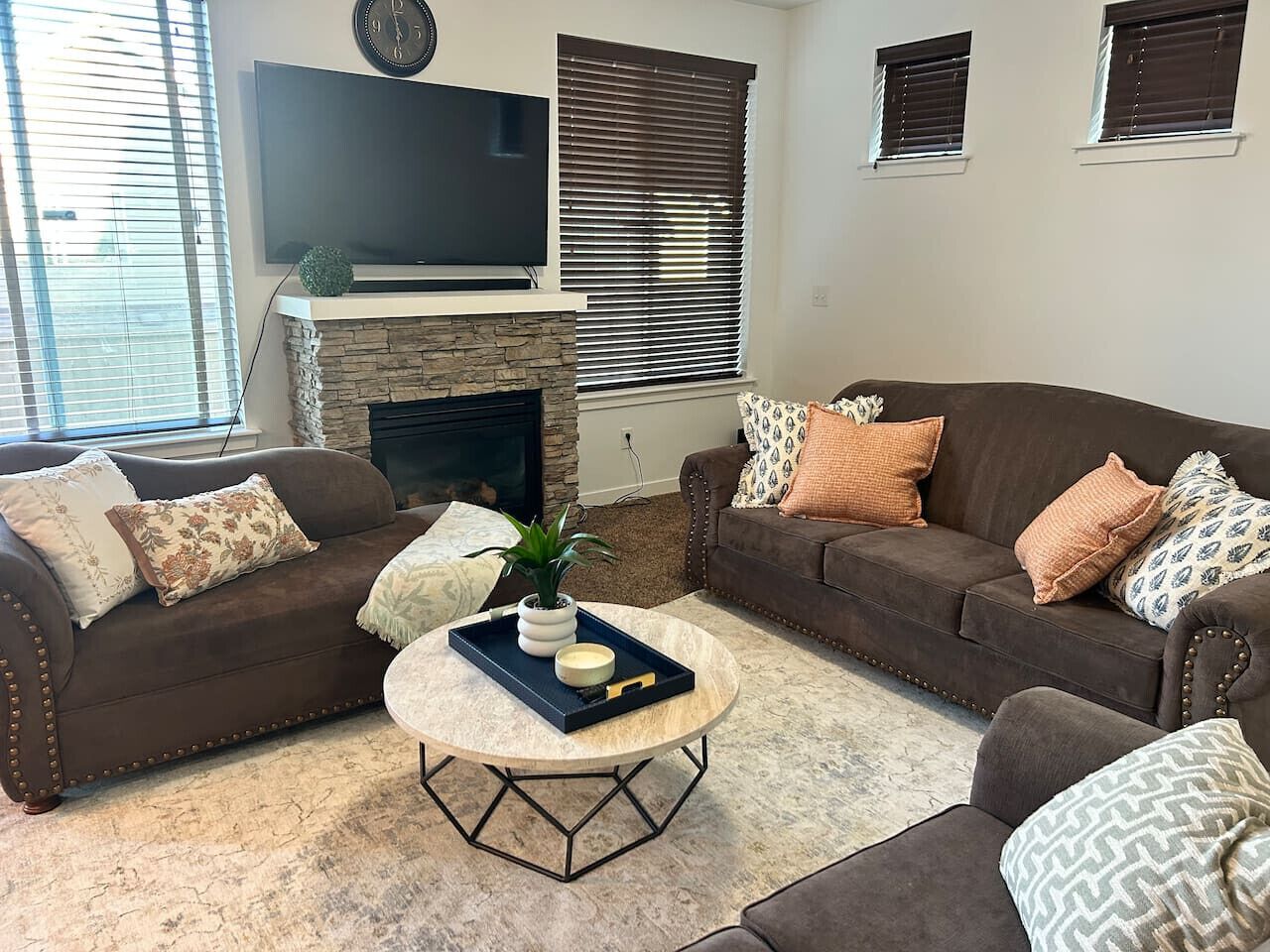 Una Smart TV, una chimenea, libros