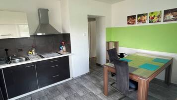 Kühlschrank, Mikrowelle, Ofen, Herdplatte