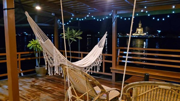 Classic Cottage, River View | Terrace/patio