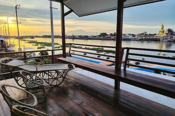 Classic Cottage, River View | Terrace/patio