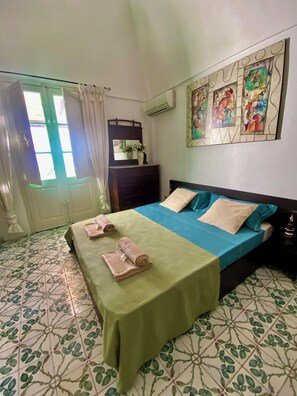 2 bedrooms, iron/ironing board, WiFi