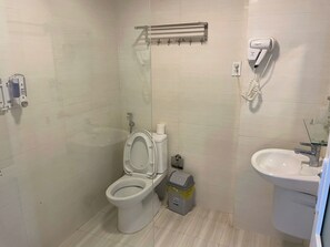 Junior-værelse til 4 personer | Badeværelse | Gratis toiletartikler, hårtørrer, håndklæder, Sæbe