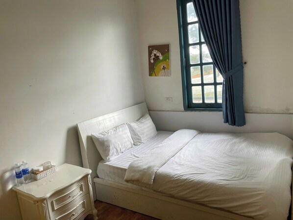 Habitación Deluxe, vista al jardín | Escritorio y wifi gratis 