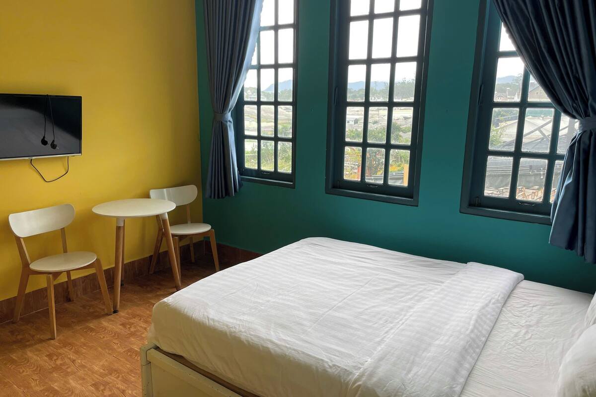 Deluxe Room, Garden View | Desk, free WiFi