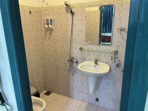 Family Double Room | Bathroom | Free toiletries, hair dryer, towels, soap