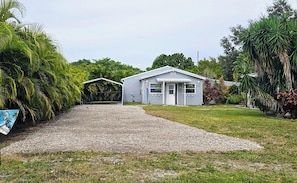 Exterior - Florida Charm Minifarm🐓 HotTub-POOL-Chickens! Near I75, I275. Pets, trailers OK (Palmetto)