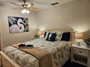 2 bedrooms, desk, iron/ironing board, free WiFi - Florida Charm Minifarm🐓 HotTub-POOL-Chickens! Near I75, I275. Pets, trailers OK (Palmetto)