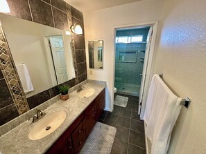 Shower, hair dryer, towels, soap - 4-bedroom house in fantastic Fremont (Fremont)
