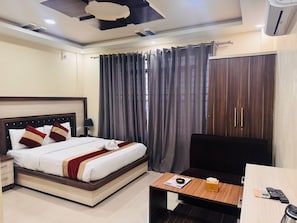 Quarto casal ou duplo premium | Espaço de trabalho para notebook, Wi-Fi de cortesia