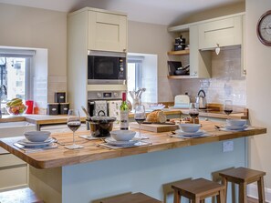 Lavavajillas y trona infantil