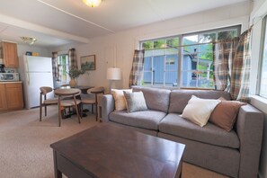 Smart-TV, Tischtennisplatte, Bücher