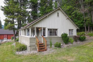 Exterior - Wilderness West Resort Cabin 1 (Colville)