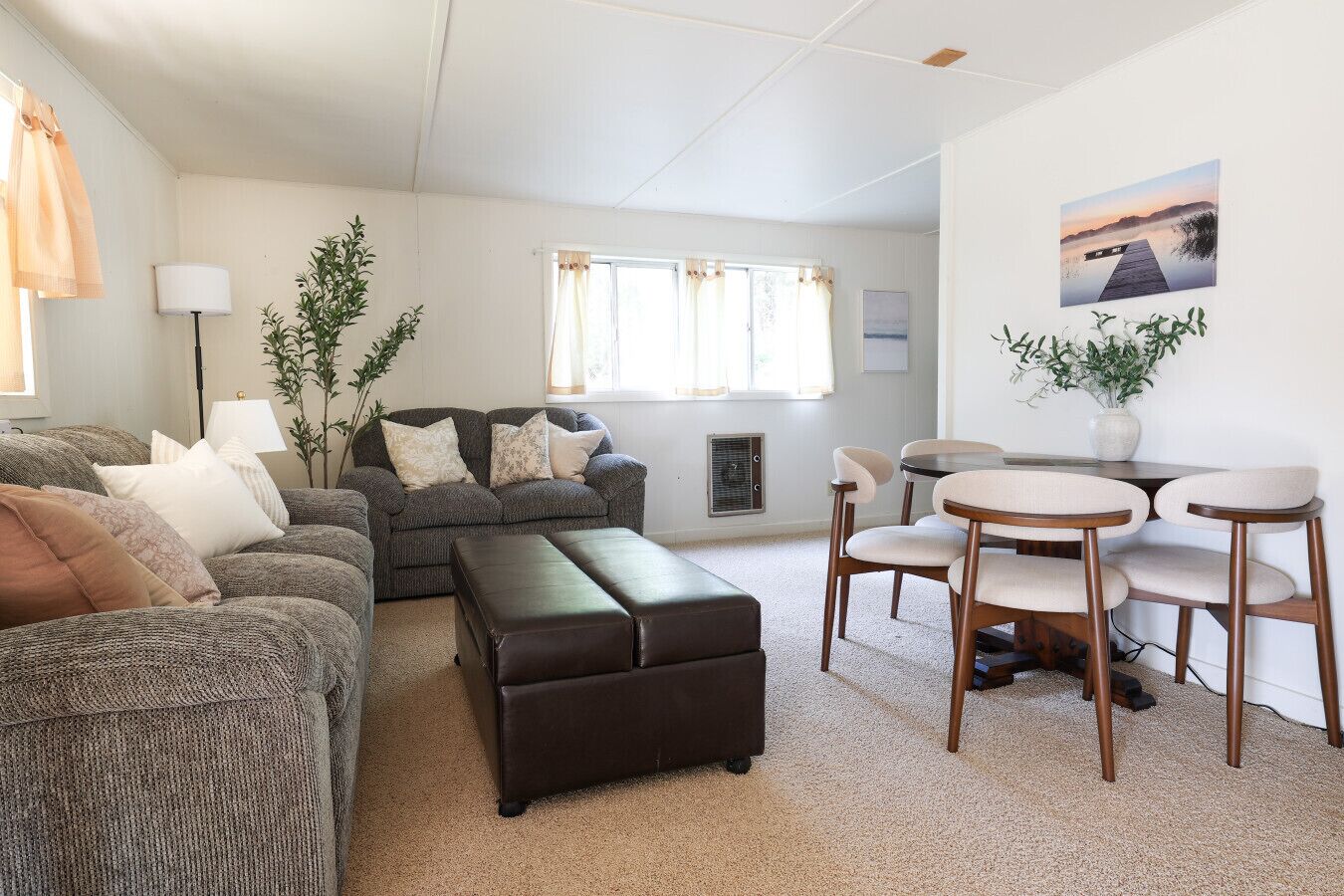 Smart-TV, Tischtennisplatte, Bücher