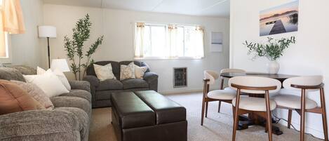 Smart-TV, Tischtennisplatte, Bücher