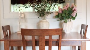 Une table à manger avec quatre chaises en bois.