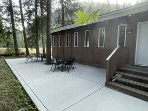 Outdoor dining - Wilderness West Resort Cabin 7 (Colville)