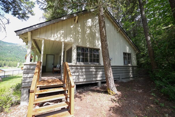 Exterior - Wilderness West Resort Cabin 7 (Colville)