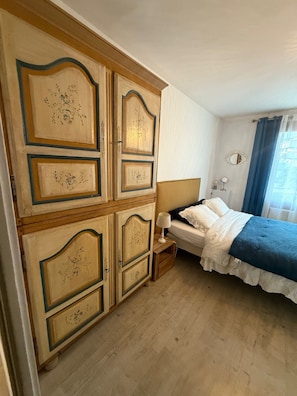 Iron/ironing board, internet, bed sheets