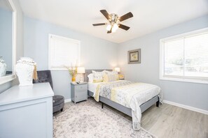 3 bedrooms, in-room safe, iron/ironing board, free WiFi - Quiet Stay Near Airport. 5 min drive to SU. 10-15 min drive to LSU & Dwntown BR. (Baton Rouge)