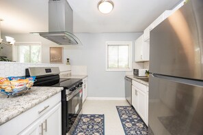 Kjøleskap, mikrobølgeovn, ovn og kokeplater