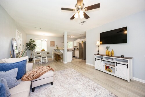 Quiet Stay Near Airport. 5 min drive to SU. 10-15 min drive to LSU & Dwntown BR.