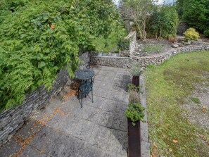 Outdoor dining - Old Chapel Apartment (Kendal)