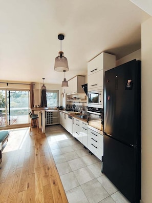 Réfrigérateur, micro-ondes, four, lave-vaisselle