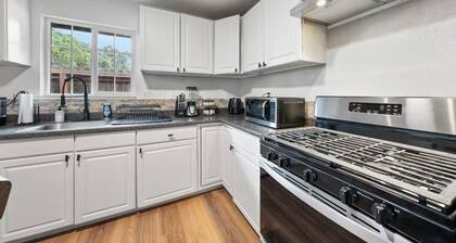 Cozy Lake Escape 2-bedroom house with WiFi, AC in delightful Clearlake