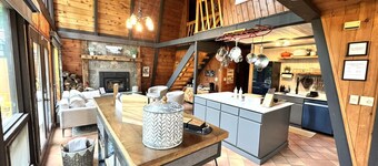 Nordic Chalet- Min to Mt Snow and Haystack. Hot tub, Sauna, Pond