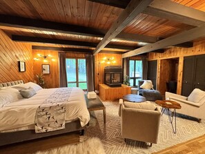 5 bedrooms, desk, iron/ironing board, free WiFi