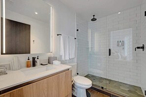 Shower, hair dryer, towels, toilet paper - Spacious Miami 3BR w/ City & Bay Views (Miami)