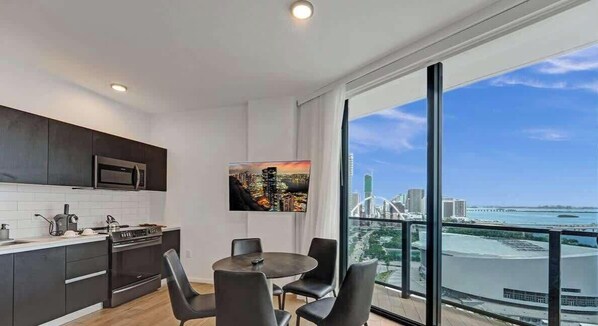 Fridge, microwave, oven, stovetop - Spacious Miami 3BR w/ City & Bay Views (Miami)