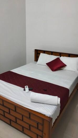 Deluxe Double Room, Canal View | Free WiFi
