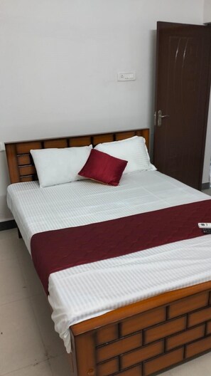 Deluxe Double Room, Canal View | Free WiFi