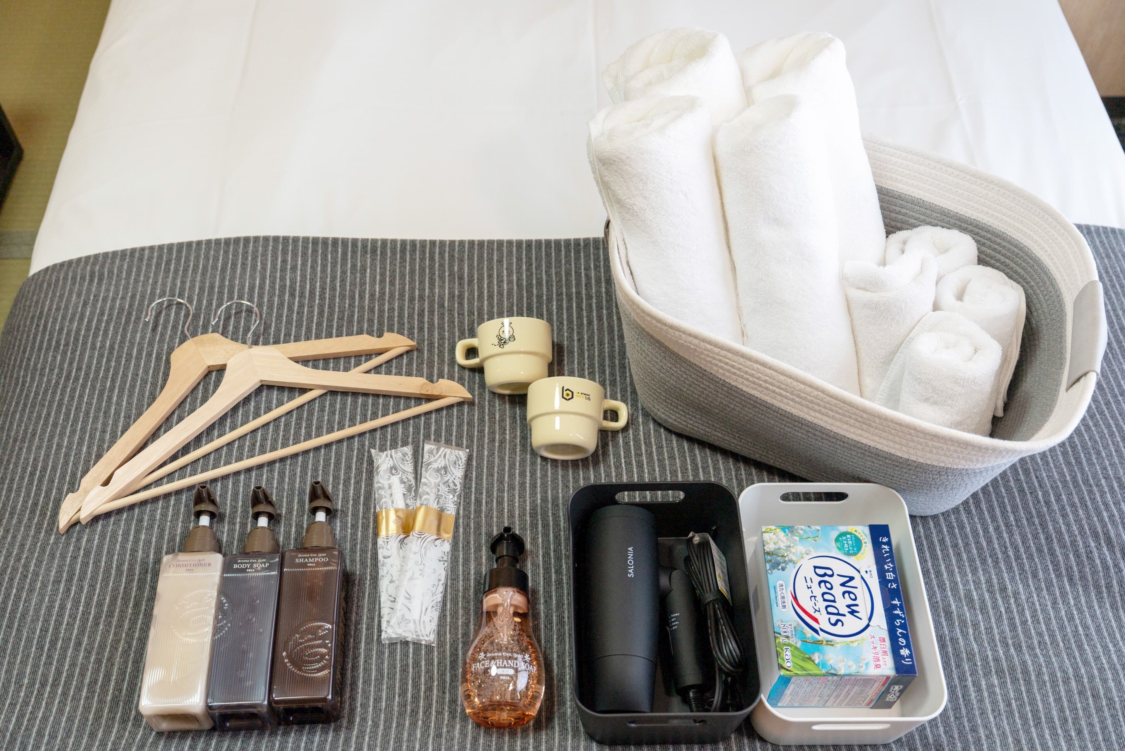 Ruang kerja komputer riba, Wi-fi percuma, cadar katil 