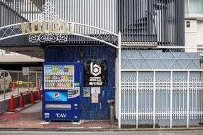 A vending machine with a Pepsi logo, a sign for 'KOUZUKI', and a blue door with a black sign. - b&Kuromon2 (Osaka)