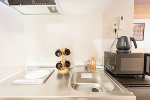 Family Triple Room | Private kitchenette | Fridge, microwave, cookware/dishes/utensils