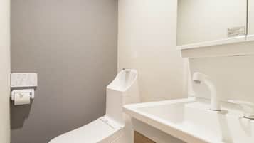 Habitación triple familiar | Lavabo en el baño