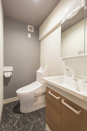 Family Triple Room | Bathroom sink