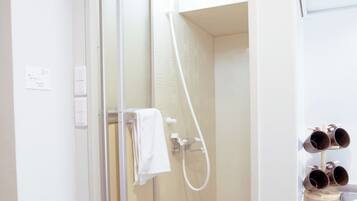 Ilmaiset hygieniatuotteet, hiustenkuivaaja, tohvelit, pyyhkeet