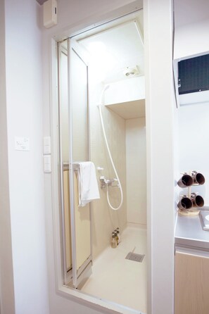 Free toiletries, hair dryer, slippers, towels - b&Kuromon2 (Osaka)
