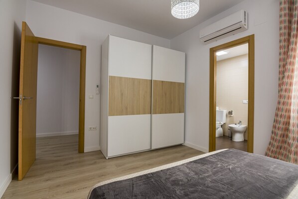 3 عدّة غرف نوم ومكواة/لوح كي