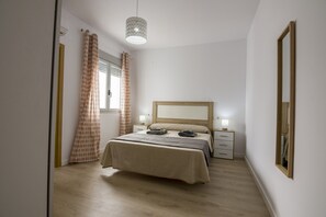 Room - River-view Apartment in Ayamonte (Ayamonte)